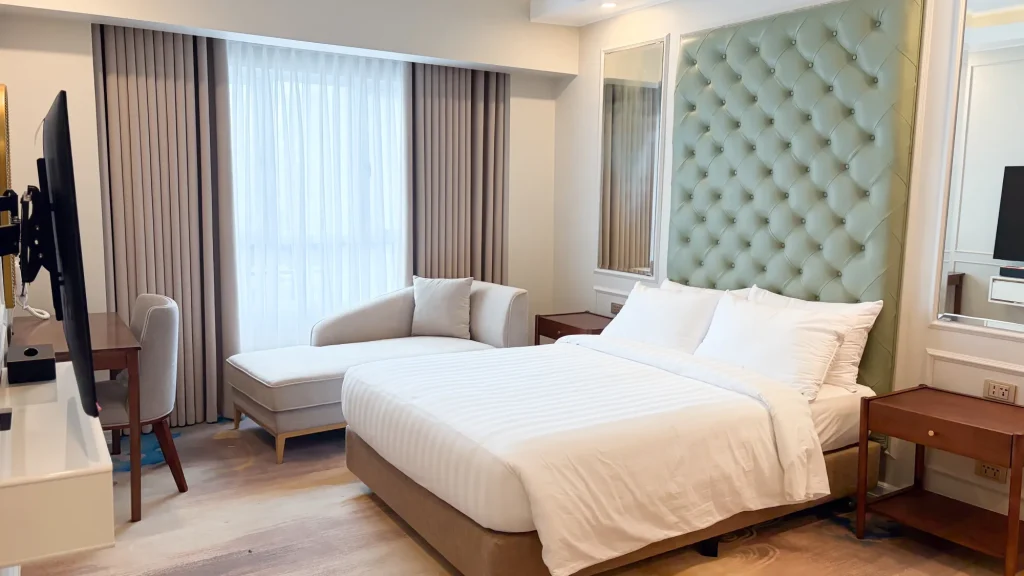 Room Deluxe King 02